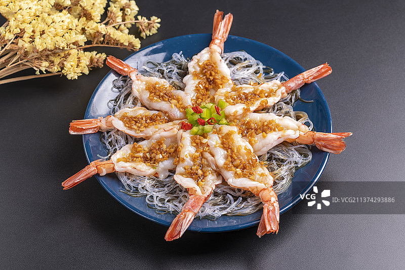 一盘蒜蓉开背虾特写图片素材