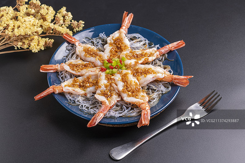 一盘蒜蓉开背虾特写图片素材