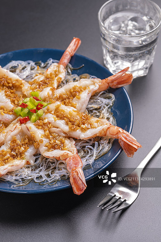 一盘蒜蓉开背虾特写图片素材