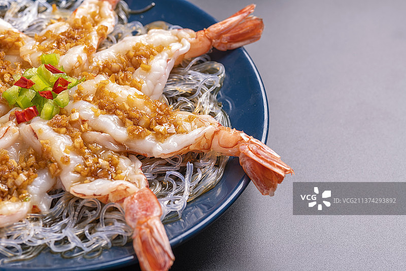 一盘蒜蓉开背虾特写图片素材