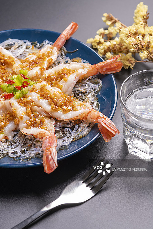 一盘蒜蓉开背虾特写图片素材