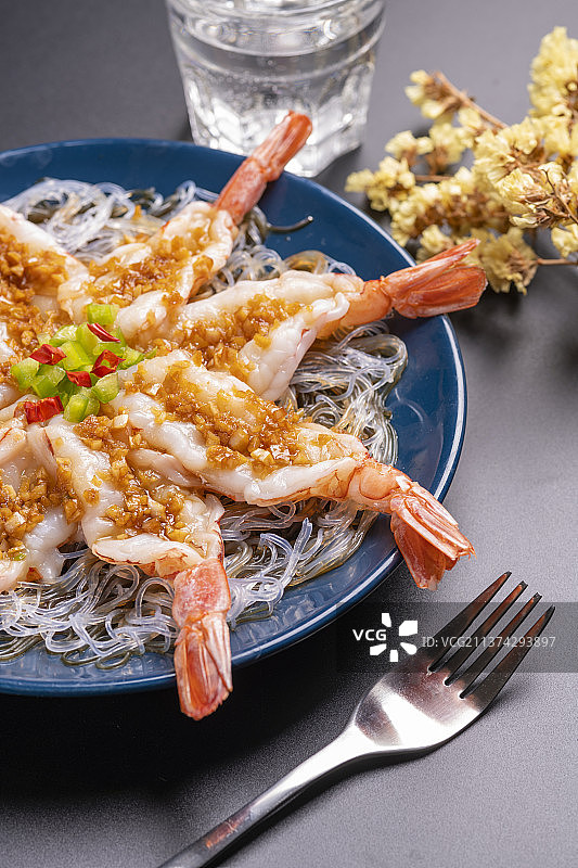 一盘蒜蓉开背虾特写图片素材
