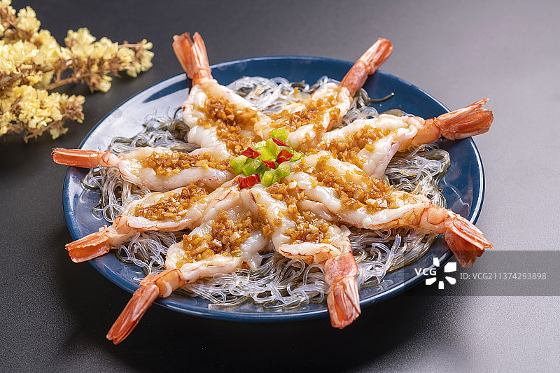 一盘蒜蓉开背虾特写图片素材