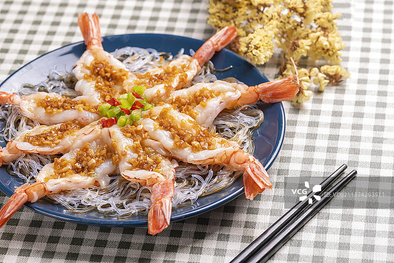 一盘蒜蓉开背虾特写图片素材