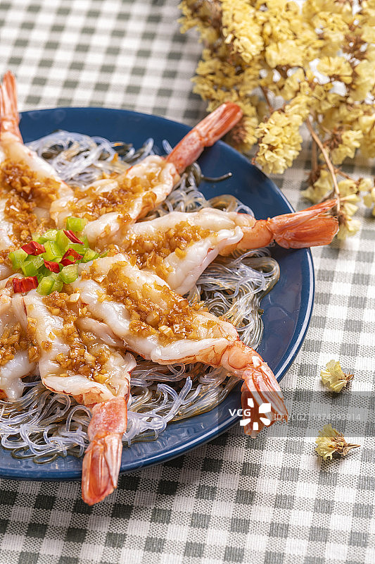 一盘蒜蓉开背虾特写图片素材