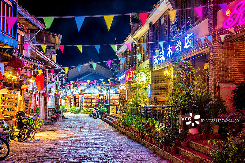 中国广西桂林阳朔兴坪古镇老街夜景图片素材