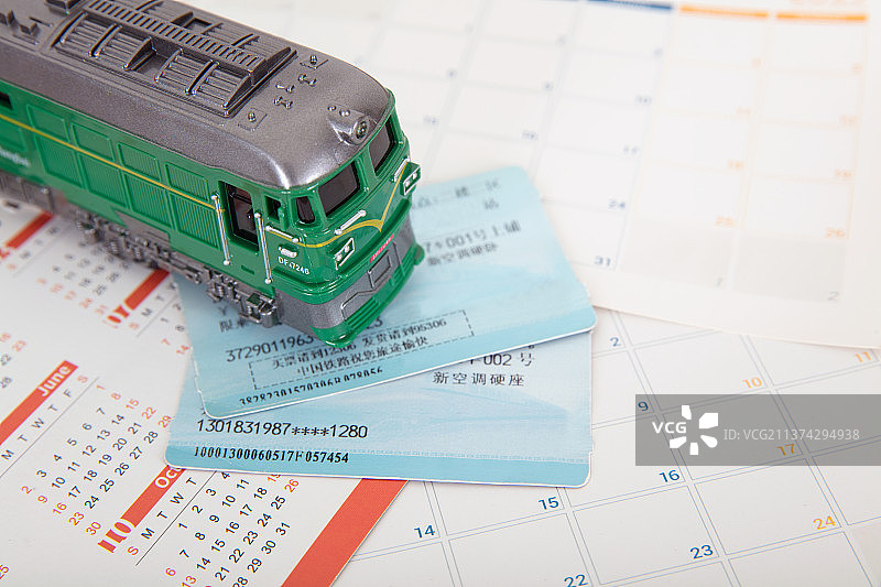 台历上的绿皮小火车和火车票图片素材
