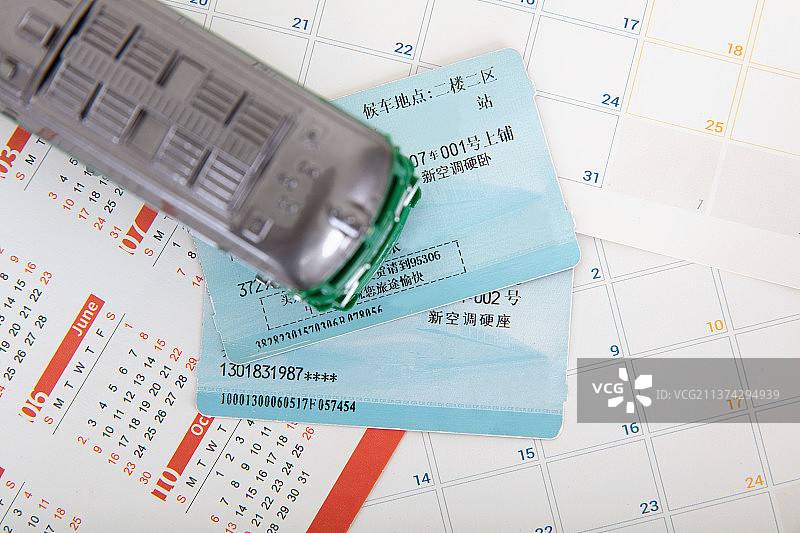 台历上的绿皮小火车和火车票图片素材