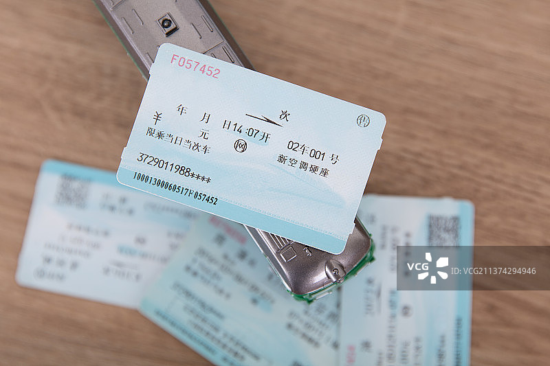 几张火车票和绿皮小火车模型图片素材