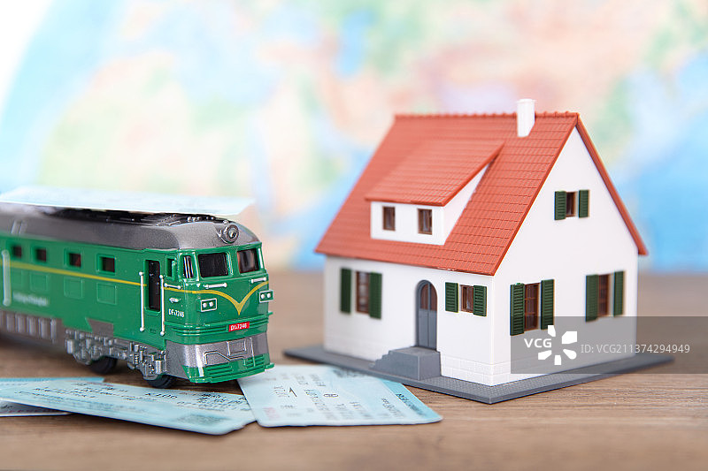 回家的火车票和绿皮小火车及小房子图片素材