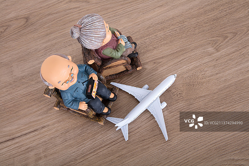 老两口子模型和一个飞机模型图片素材