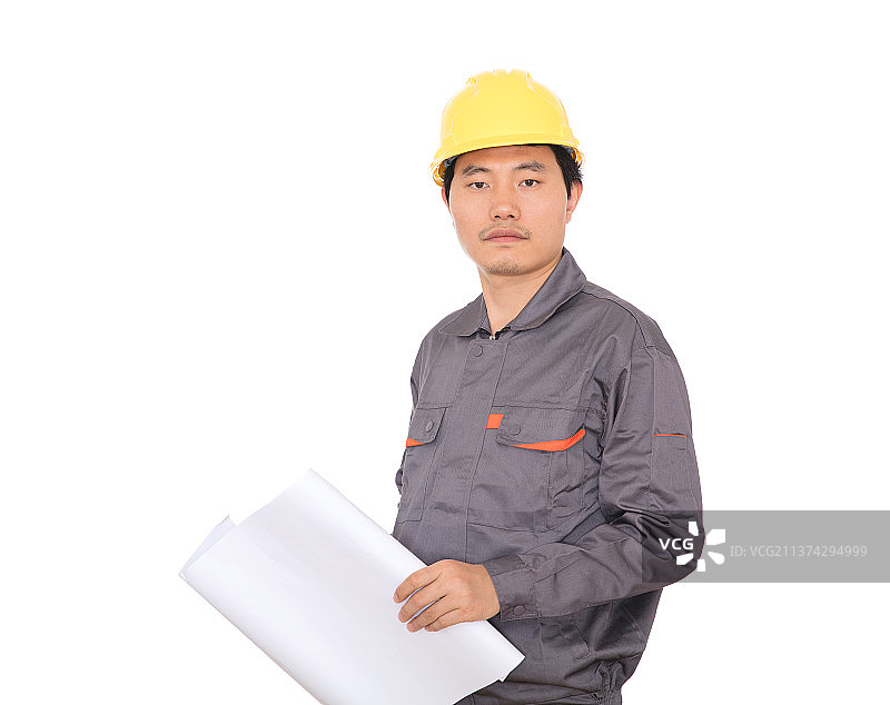 头戴黄色安全帽的农民工手拿图纸在白背景前图片素材