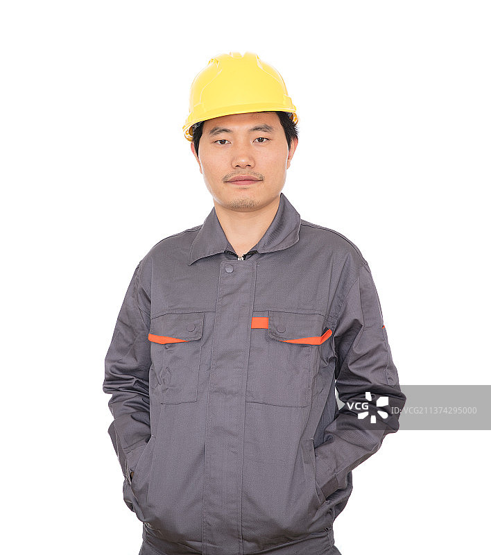 头戴黄色安全帽的男性工人在白背景前图片素材