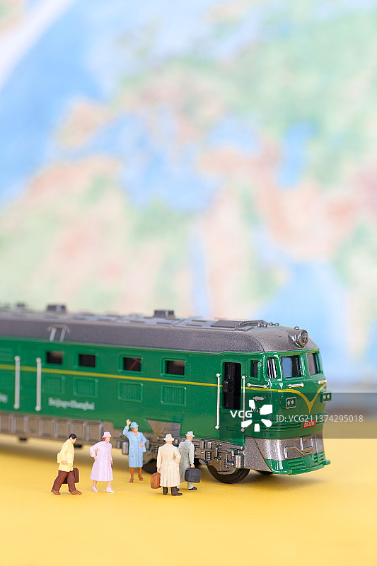 人偶和火车模型摆拍春运出行概念图片素材
