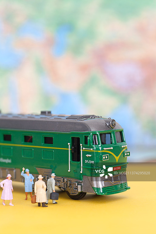 人偶和火车模型摆拍春运出行概念图片素材