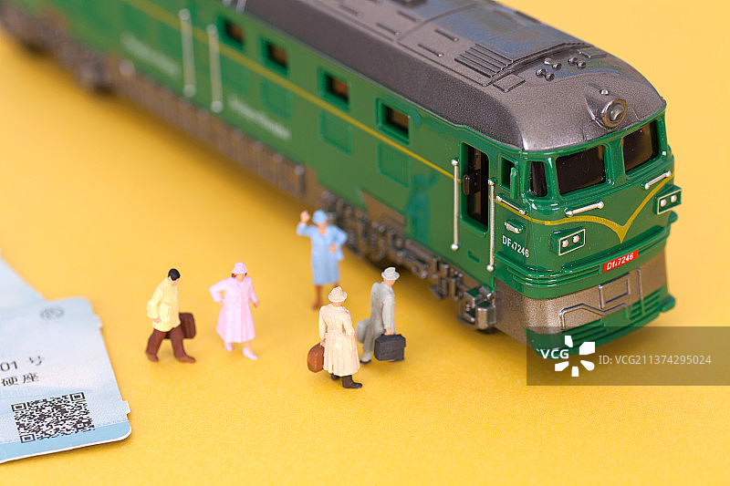 人物模型和汽车模型及火车票构成的春运场景图片素材