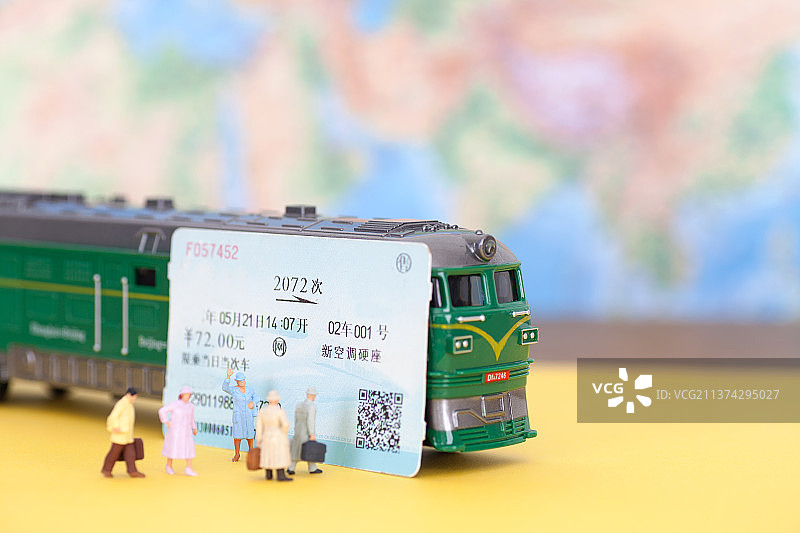 地图背景前的小火车模型和准备登火车的小人及一张火车票图片素材