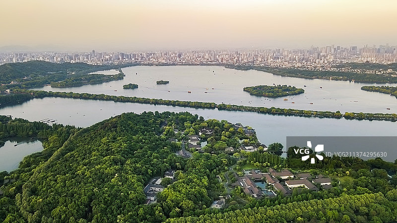 航拍杭州西湖傍晚时分美景图片素材