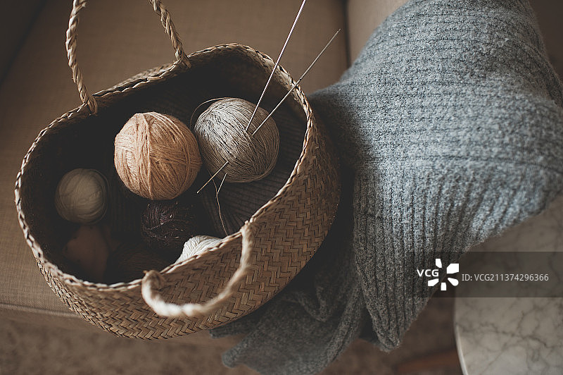 在家中沙发上编织毛衣图片素材