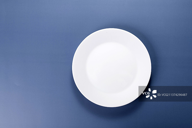 白色盘子特写光盘行动概念图片素材