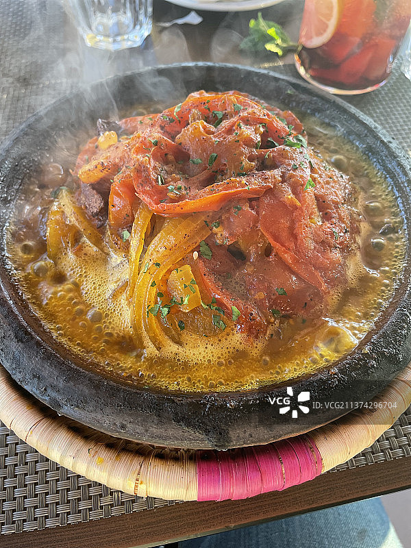 番茄牛肉洋葱塔吉锅，餐桌美食高角度视图，马拉喀什，摩洛哥图片素材