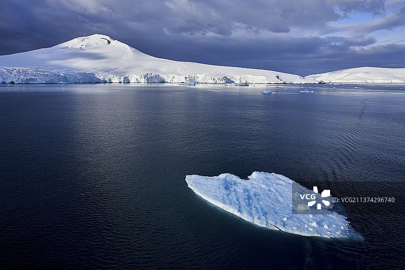 南极洲冰块与雪山海景图片素材