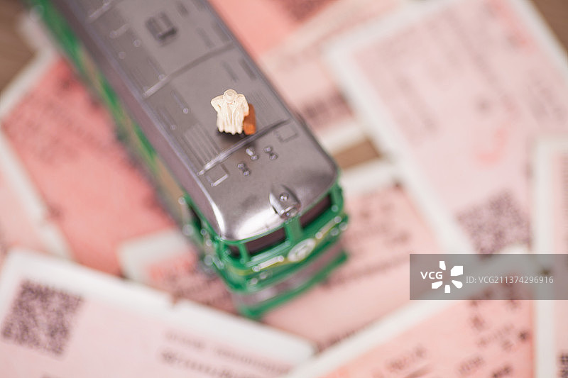 一个人偶模型站在火车模型上及一堆火车票图片素材