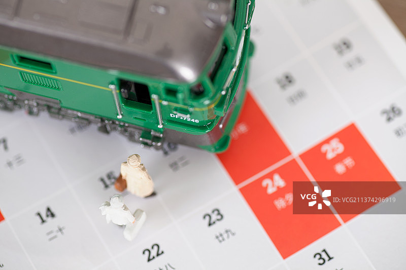 台历上微缩人偶在登火车回家过年图片素材