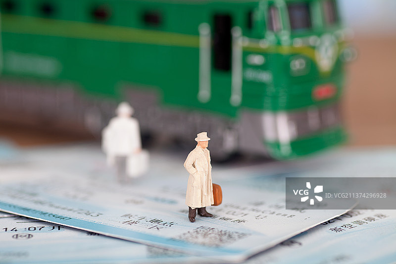 微缩的人偶模型站在火车票上图片素材