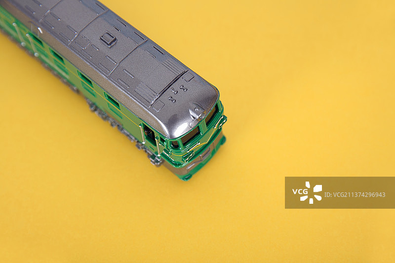 黄色背景上一辆小火车模型图片素材