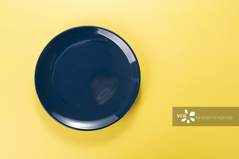 蓝色盘子特写光盘行动概念图片素材