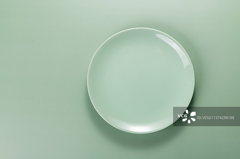 绿色盘子刀叉高脚杯特写光盘行动概念图片素材