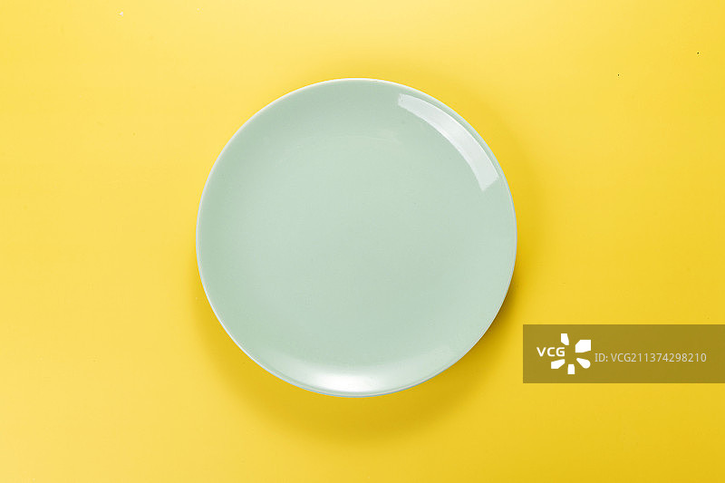 绿色盘子刀叉高脚杯特写光盘行动概念图片素材