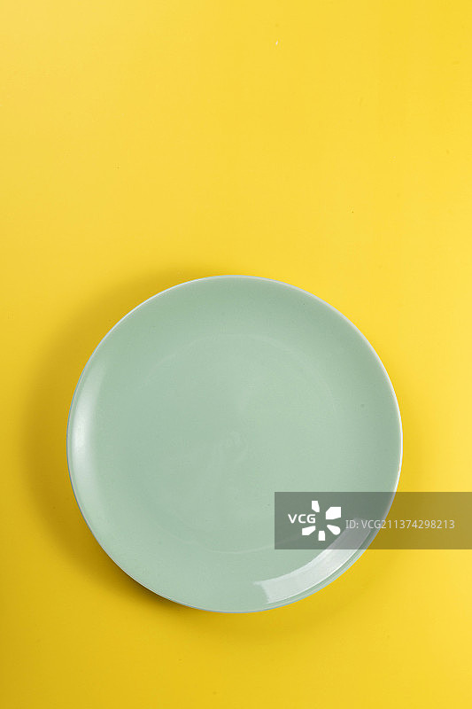 绿色盘子刀叉高脚杯特写光盘行动概念图片素材