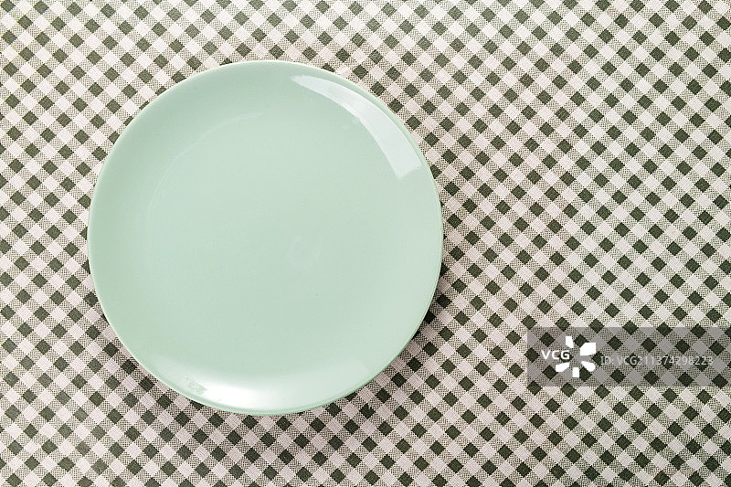 绿色盘子刀叉高脚杯特写光盘行动概念图片素材