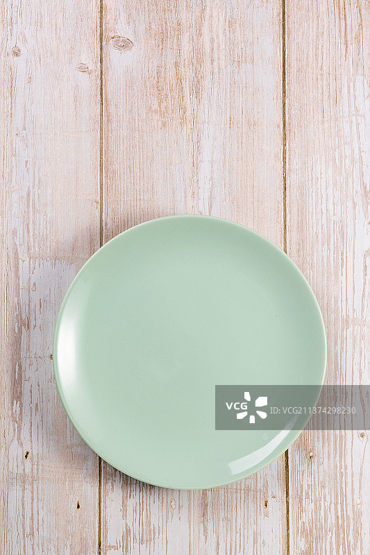 绿色盘子刀叉高脚杯特写光盘行动概念图片素材