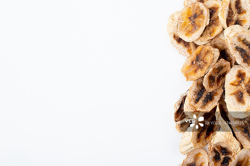 俯视图的干香蕉片安排在一边图片素材