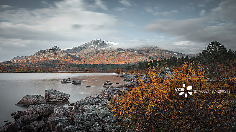 瑞典拉普兰斯托拉舍法莱特国家公园的湖光山色图片素材
