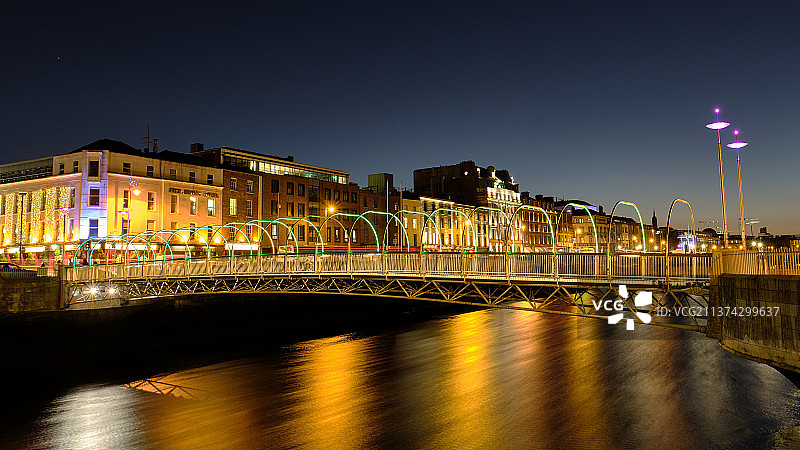 都柏林千禧桥夜景，爱尔兰图片素材