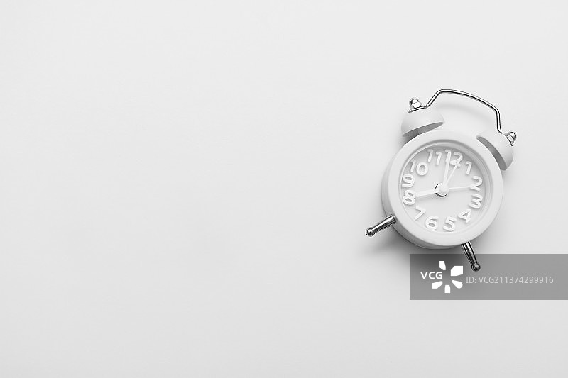 白色背景上的闹钟和留白区域图片素材