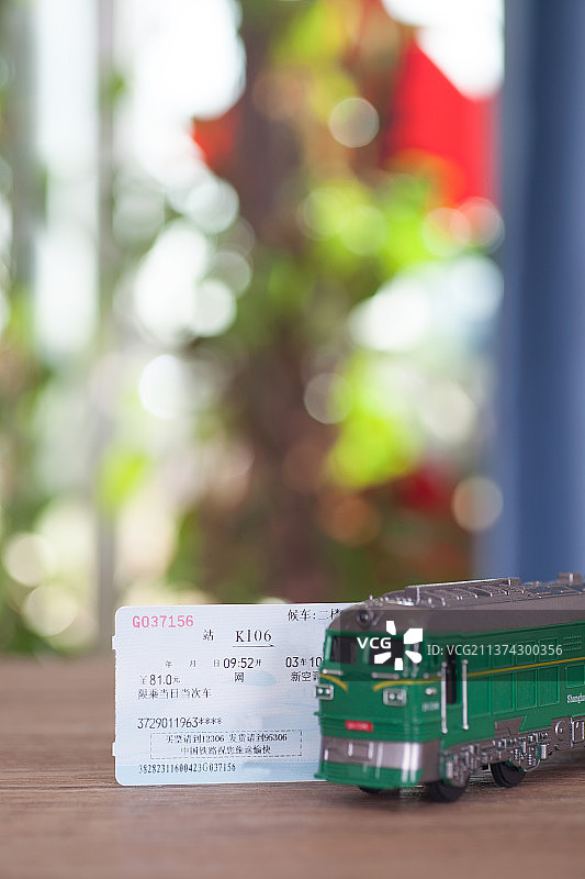 绿皮火车模型和春运的火车票图片素材