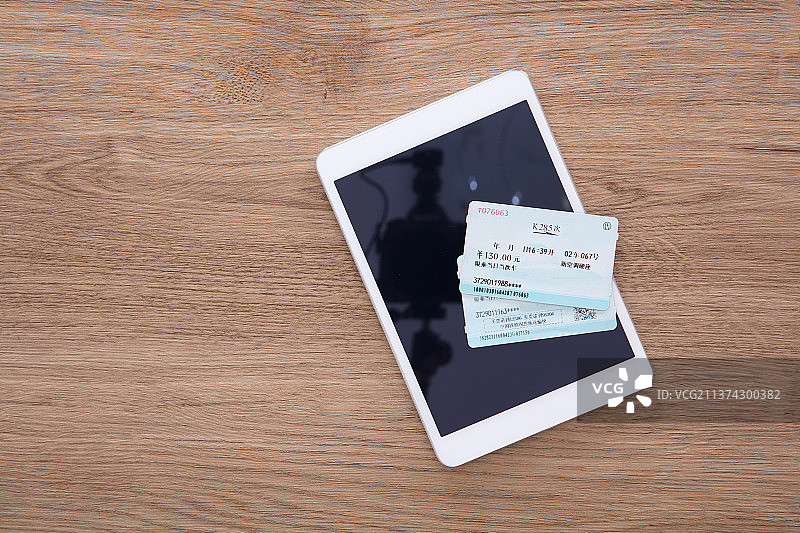 ipad平板电脑和两张回家的火车票图片素材