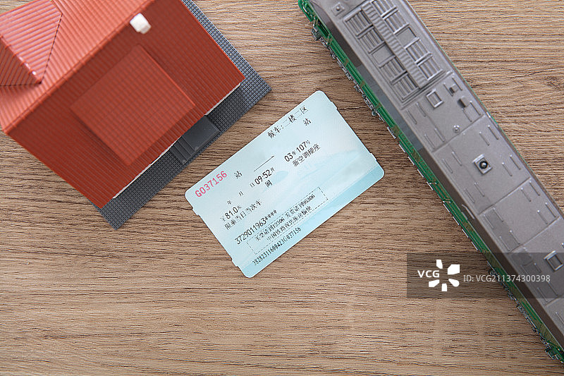 小火车模型和家的模型及联通两者的春运火车票图片素材