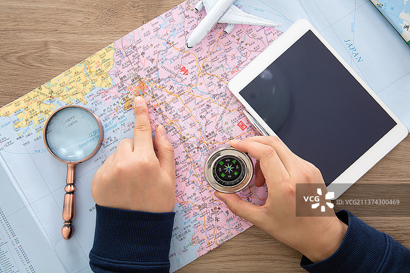 查看地图制定韩国旅游计划图片素材