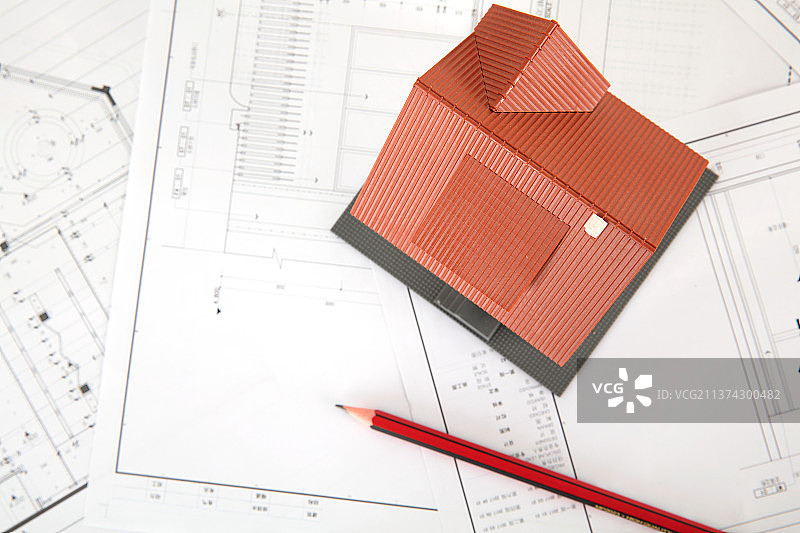 房子设计图纸上的房屋模型和铅笔图片素材