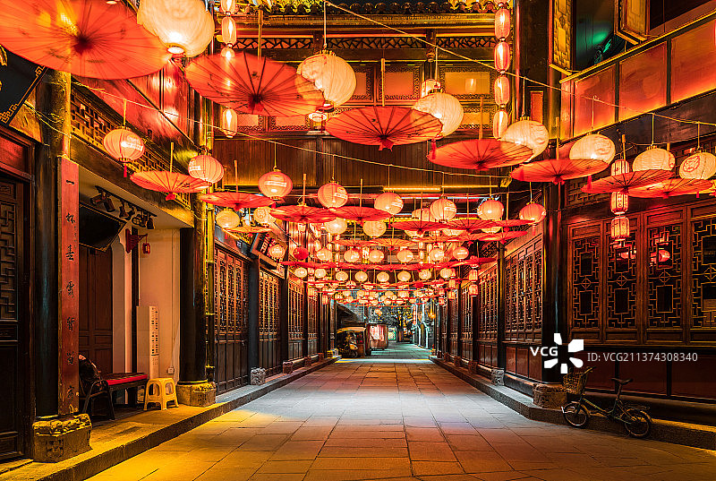 深夜成都锦里的红灯笼与纸伞图片素材