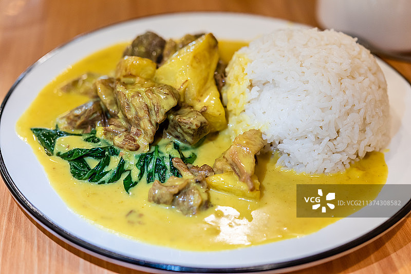一盘咖喱牛腩饭图片素材