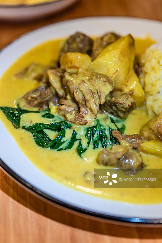 一盘咖喱牛腩饭图片素材