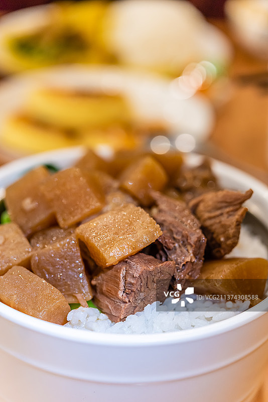 一罐萝卜牛腩饭图片素材