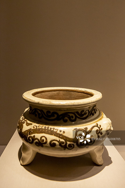 中国国家博物馆：铁锈花瓷香炉（元代，内蒙古包头市征集，内蒙古博物院藏）图片素材